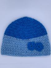 Load image into Gallery viewer, Crochet two-tone blue beanie hat with flower detail - Size Teen/small adult
